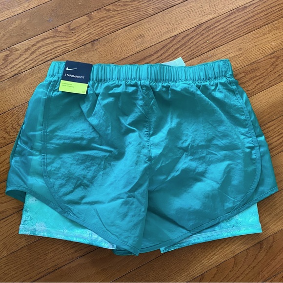 Girls NIKE Running shorts - Picture 2 of 3